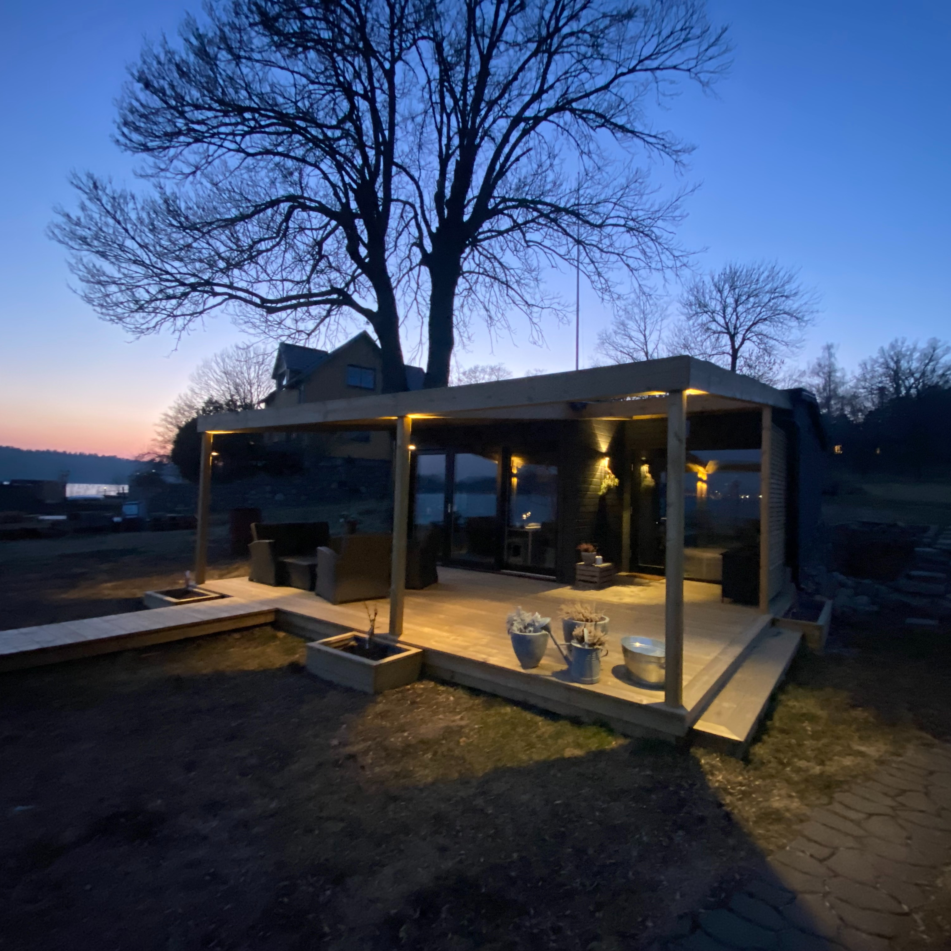 Byggnad av attefallshus och altan, kväll, utfört av Projektbygg i Österåker AB